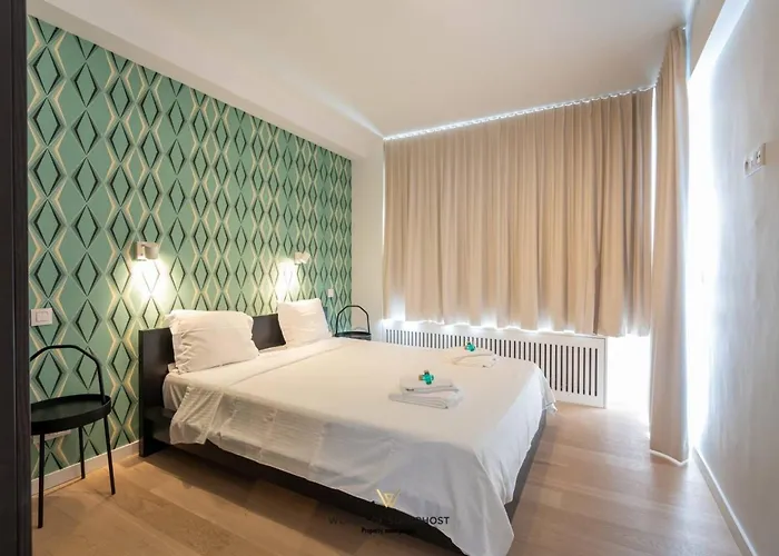 Rock & Roll Chic Near Apartment