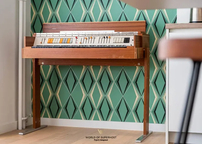 Apartment Rock & Roll Chic Near